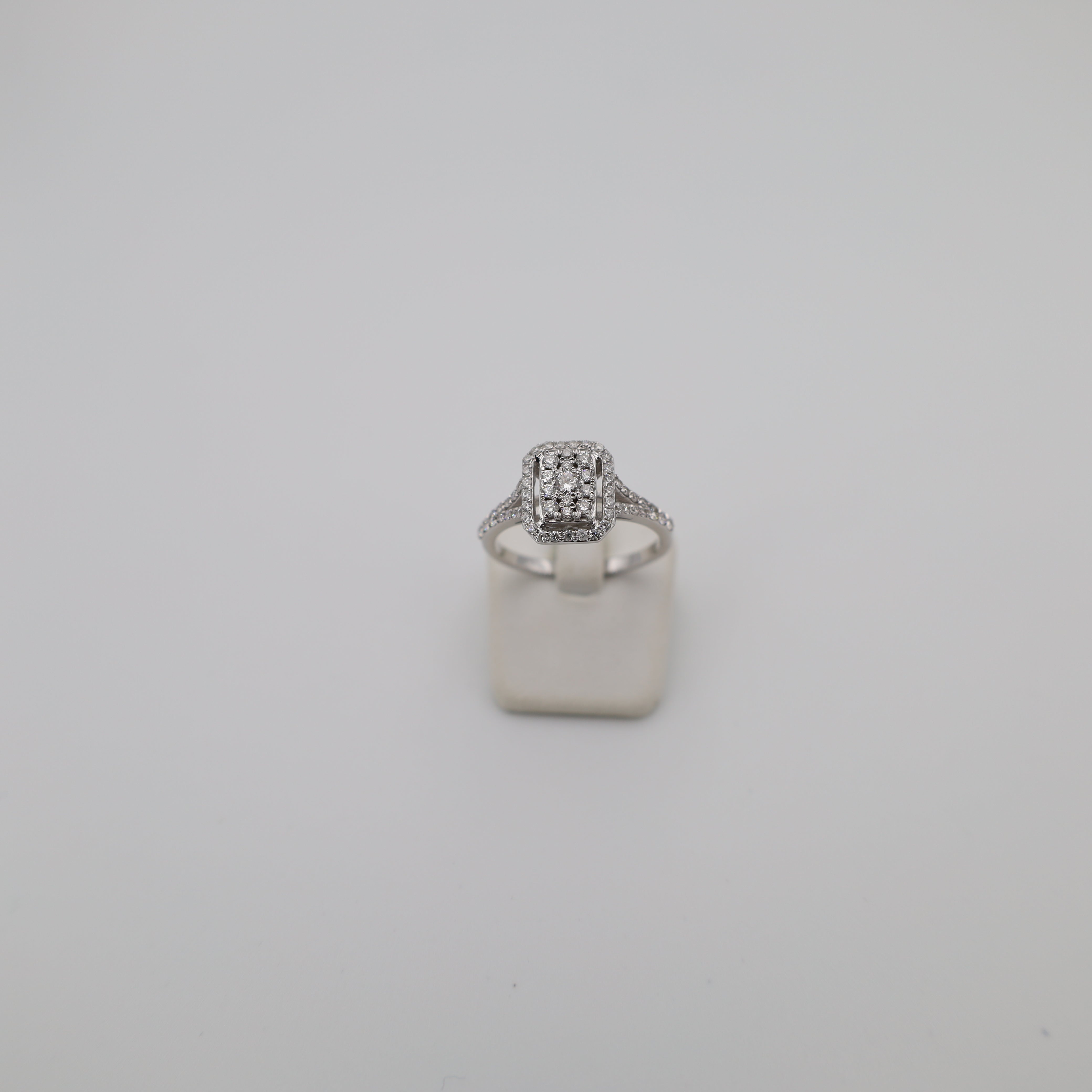 Ring Nr. 040, S 10   .  D .0.48 ct.  G.  VS-SI