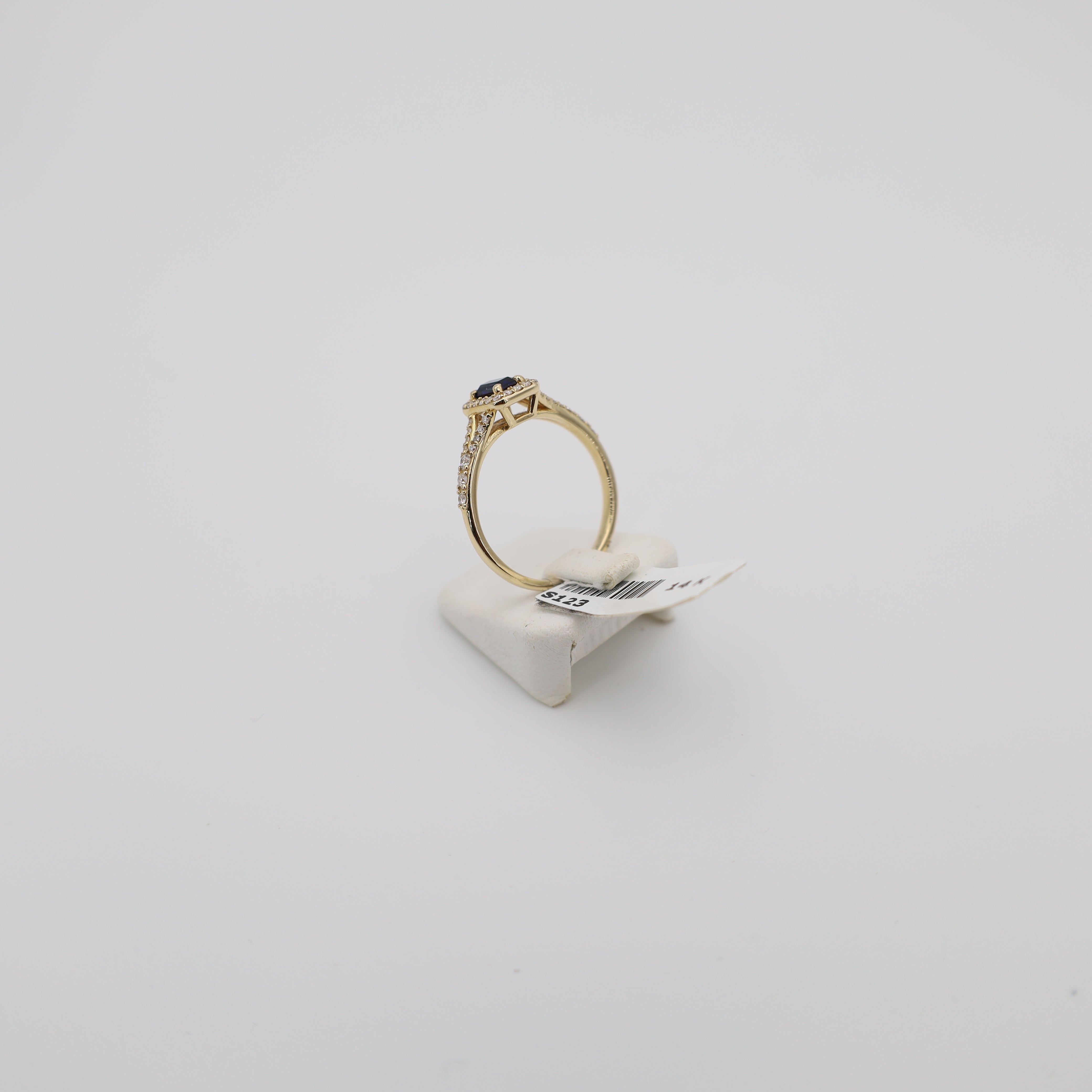 Ring Nr. 008, Sp.saphier. 0.40 ct Diamanten.   0.25 ct Color  .G. Reinheit..vs-SI..